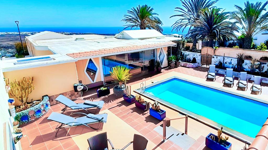 Villa MADORA mit Pool aus der Vogelperspektive